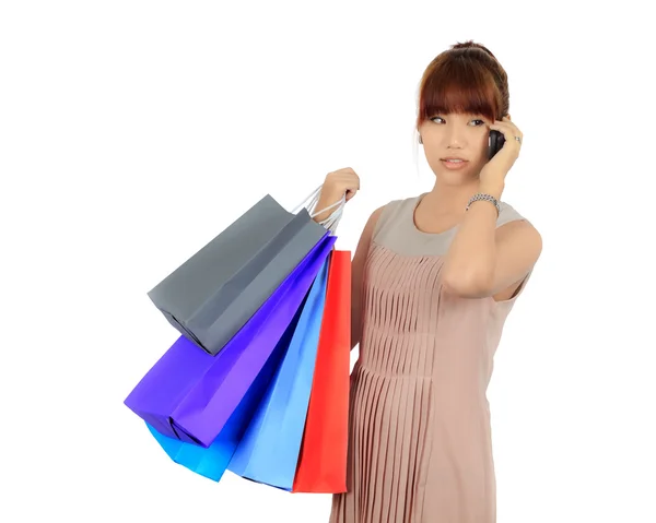 年轻的亚裔女子带彩色购物袋 — 图库照片