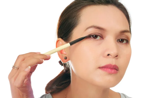 Isolé moyen âge asiatique femme avec maquillage brosse . — Photo