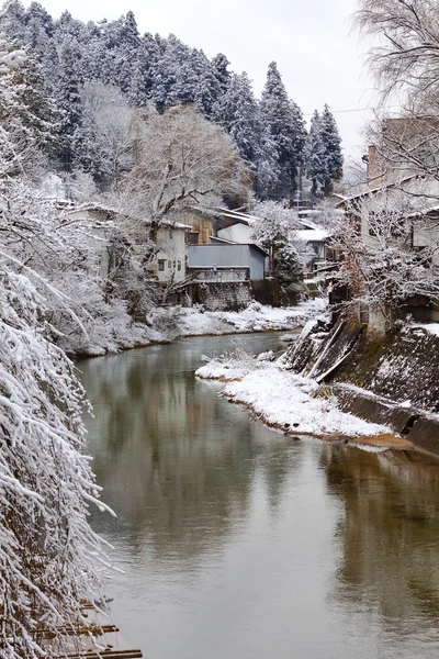 Miyagawa-Fluss in Takayama von Schnee umgeben — Stockfoto