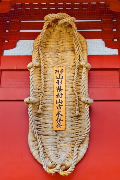 Zapatos de hierba gigante en la pared en el templo Sensoji — Foto de Stock