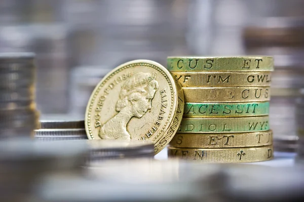 İngiliz Sterlini sikke yığını closeup