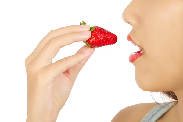 Primo piano della giovane donna asiatica con fragola — Foto Stock