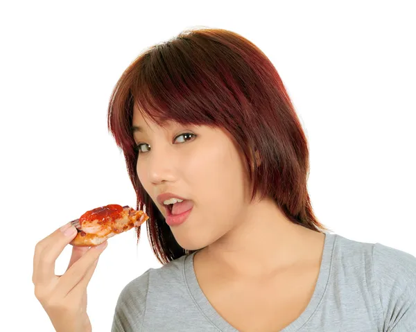 Młody na białym tle azjatyckie kobiety z kawałkiem pizzy — Zdjęcie stockowe