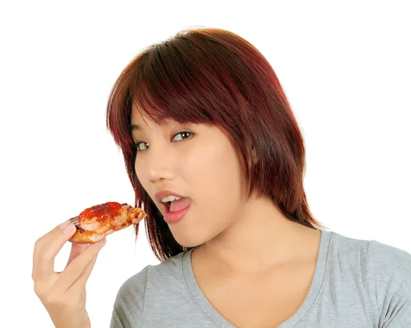 Isolato giovane donna asiatica con un pezzo di pizza — Foto Stock