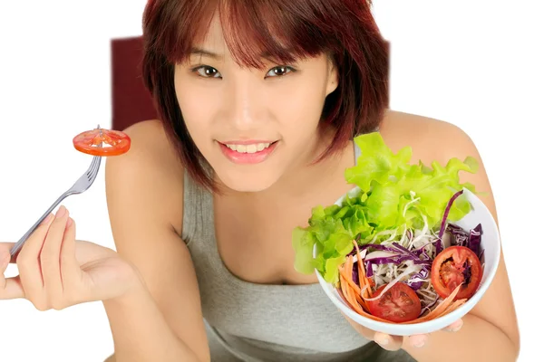 Mujer asain joven aislado con un tazón de ensalada de verduras —  Fotos de Stock