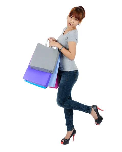 Isolado jovem mulher asiática com sacos de compras coloridos — Fotografia de Stock