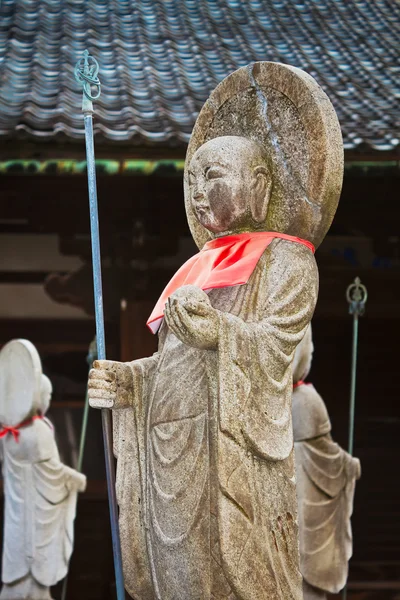 Estátuas de Buda Japonesas (Jizo Bodhisattva) sobre um Cemitério — Fotografia de Stock