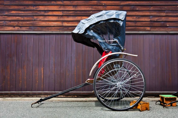 Rickshaw japonés en el casco antiguo de Hida, Takayama, Japón — Foto de Stock