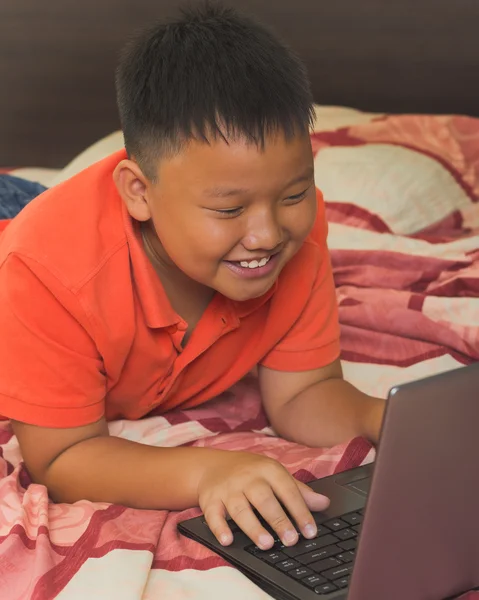 Asiatique garçon travaillant sur un ordinateur portable — Photo