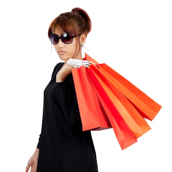 Isolato giovane donna asiatica porta shopping bags — Foto Stock