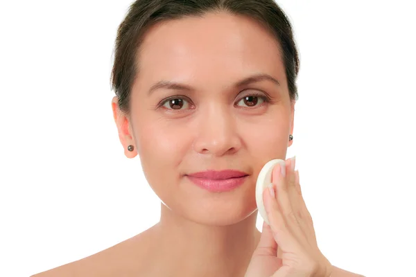 Isolated middle age woman with a cleansing puff — Stock Photo, Image