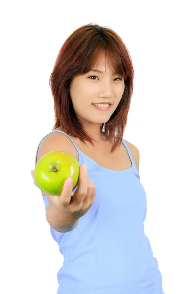 Isolé jeune femme asiatique avec une pomme verte . — Photo