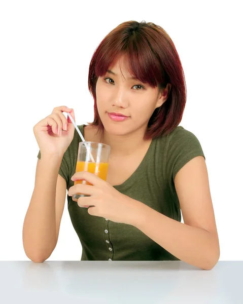 Jovem mulher asiática com um copo de suco de laranja — Fotografia de Stock