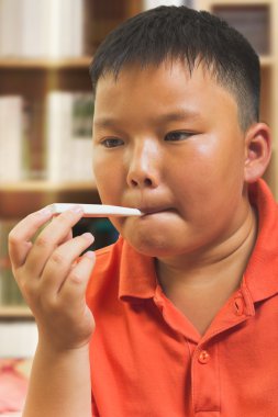 dijital termometre ile genç Asyalı çocuk