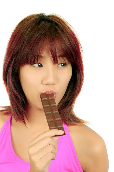 Giovane donna asiatica con barretta di cioccolato — Foto Stock