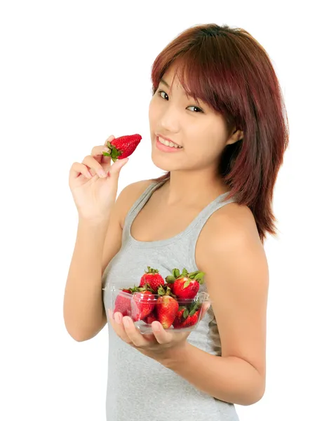 Isolé jeune asiatique femme avec fraise — Photo