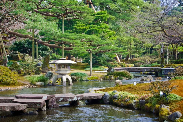 Mały kanał w parku kenrokuen — Zdjęcie stockowe