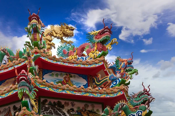 Китайские скульптуры драконов на китайском храме — стоковое фото