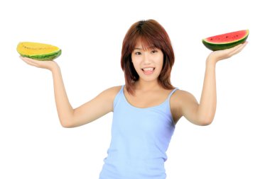 Kırmızı ve sarı waterme adet izole genç Asyalı kadın