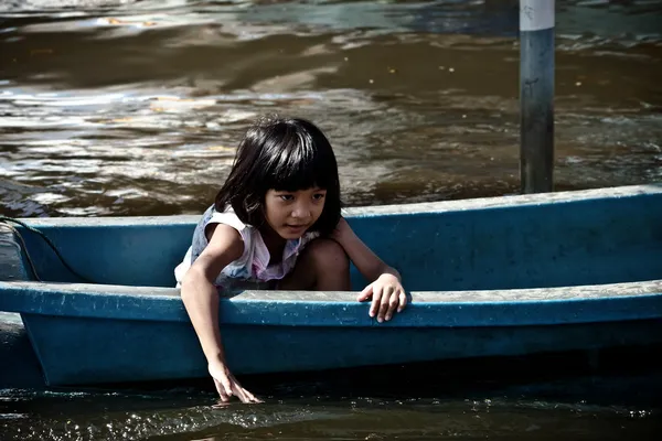 女の子ボートヨット洪水で彼女の手を使用してください。 — ストック写真