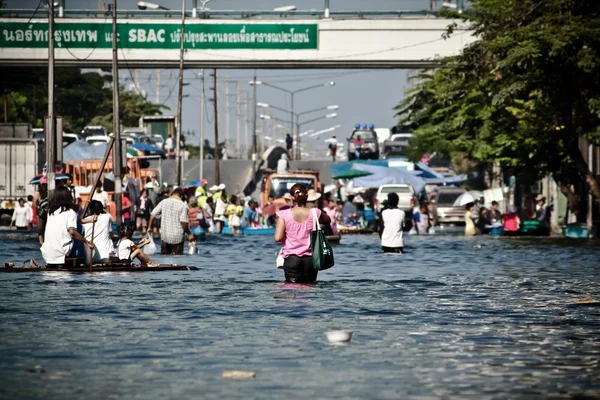 People evacutaes from the flood — Stock Photo, Image