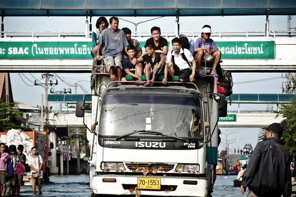 La gente se escapa de la inundación — Foto de Stock