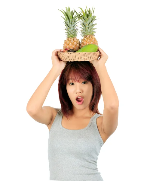 Isolierte junge asiatische Frau mit einer Vielzahl orientalischer Früchte. — Stockfoto