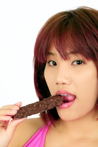 Isolado jovem ásia mulher com um chocolate bar — Fotografia de Stock