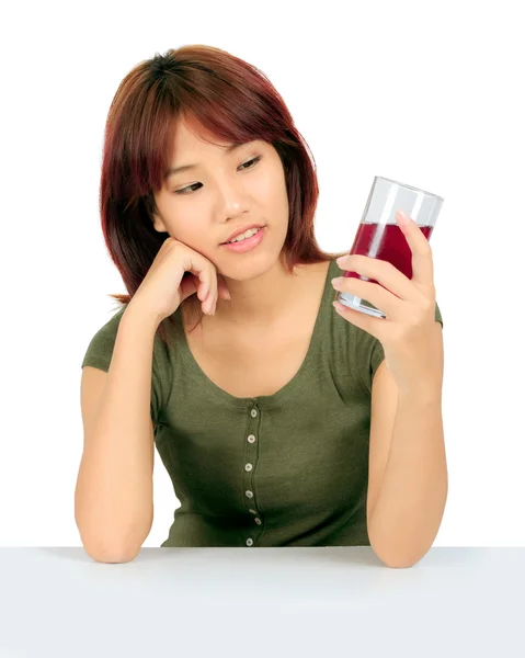 Isolado jovem ásia mulher com uva suco mais branco . — Fotografia de Stock