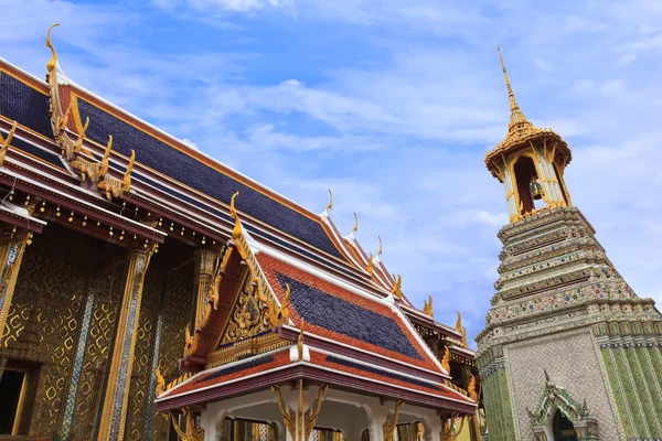 Temple and bell tower at Wat Pra Kaew in Bangkok, Thailand — Stock Photo, Image