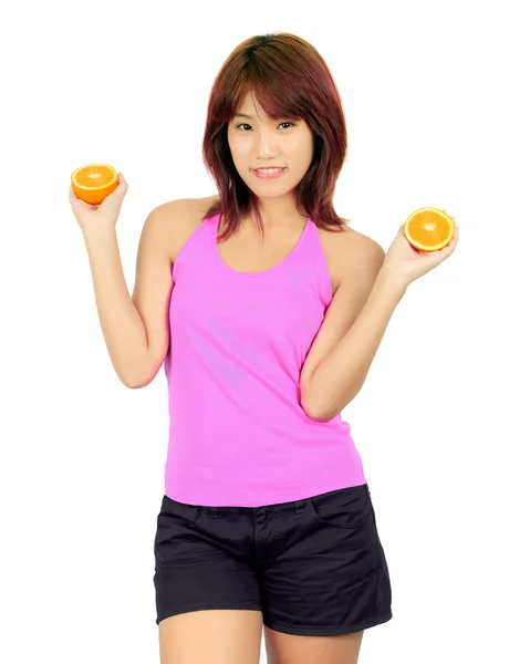 Geïsoleerde jonge Aziatische vrouw met gehakte sinaasappel — Stockfoto