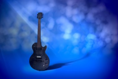 kesintisiz mavi arka plan üzerinde siyah elektro gitar