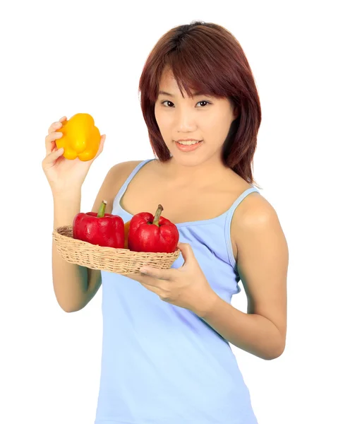 Isolé jeune femme asiatique avec un paprika rouge et jaune — Photo