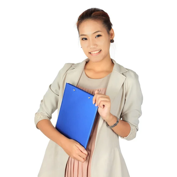 Junge Geschäftsfrau hält eine blaue Mappe in der Hand. — Stockfoto