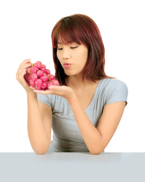 Isolado jovem asiático mulher com uvas sobre branco . — Fotografia de Stock