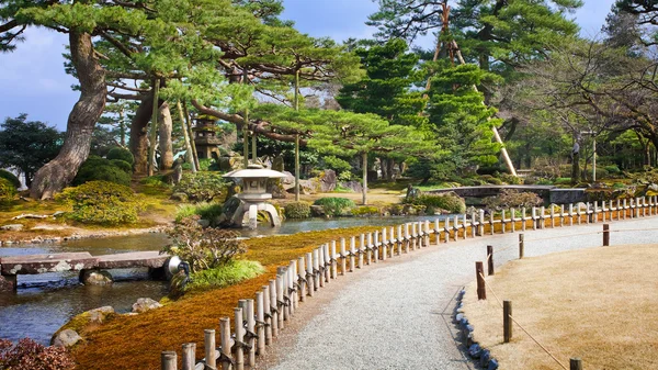 Steinige straße im kenrokuen park bei kanazawa, japan — Stockfoto