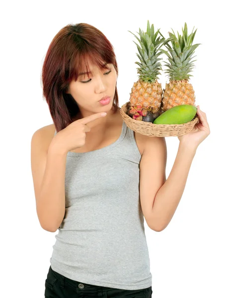 Isolé jeune femme asiatique avec variété de fruits orientaux . — Photo