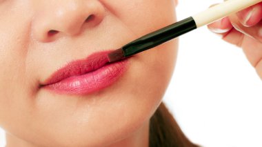 Asya Orta yaş kadın ağzında izole closedup