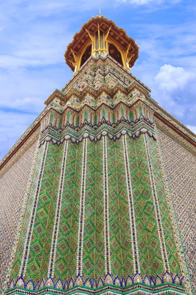 Torre de sino na área de Wat Pra Kaew no grande palácio da Tailândia — Fotografia de Stock