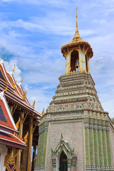 Klokkentoren op wat pra kaew gebied in de grand palace van thailand — Stockfoto