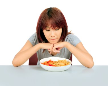 bir tabak patates cipsi ve fren ile izole genç Asyalı kadın
