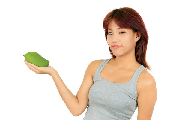 Isolierte junge asiatische Frau mit einer Mango über weiß. — Stockfoto