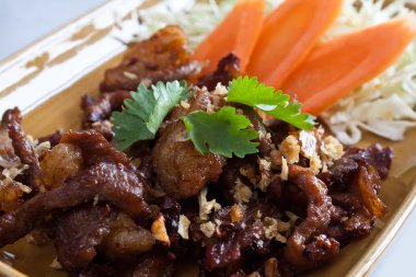 sarımsak ve biber ile kızartılmış sığır eti