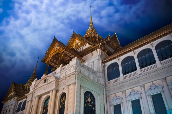 Chakri maha prasat trůn hall v prostřední dvůr grand palace Thajsko — Stock fotografie