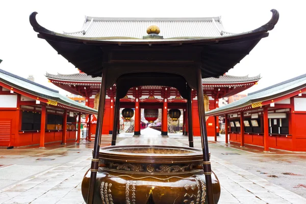 Wierookbrander sensoji asakusa tempel — Stockfoto