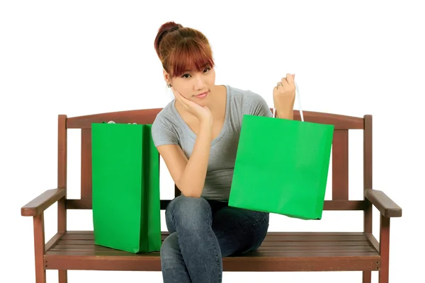 Isolato giovani asiatico donna con verde shopping borse — Foto Stock