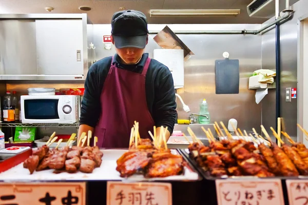 Tendero de barbacoa japonés en el mercado de Omicho en Kanazawa — Foto de Stock