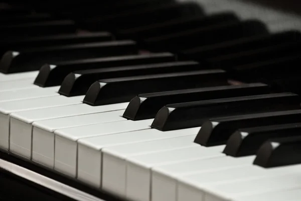 Fechar de teclas de piano grande — Fotografia de Stock