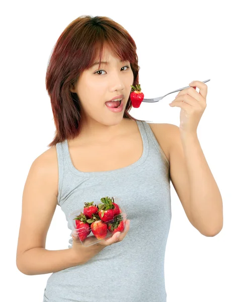 Isolierte junge asiatische Frau mit Erdbeere — Stockfoto