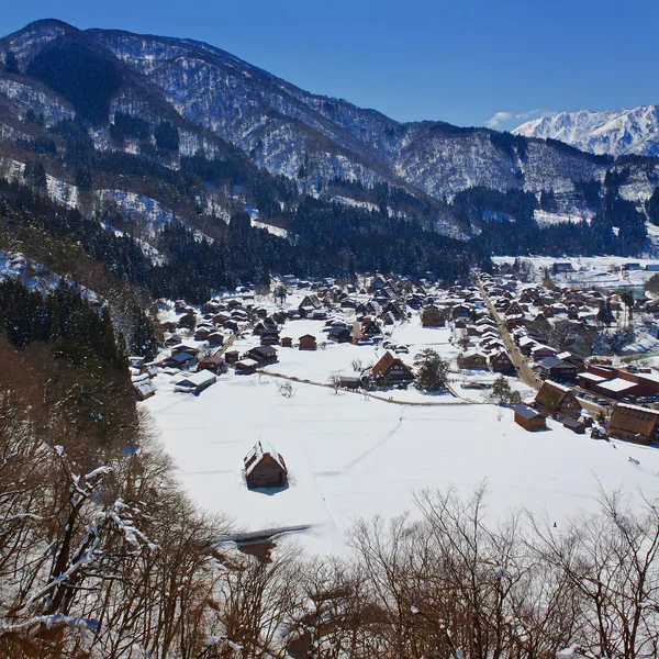 Uitzicht vanuit het gezichtspunt van de shiroyama in ogimachi village in shirakawago — Stockfoto